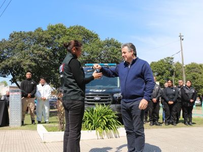 Provincia entregó pistolas Taser y un minibús en Venado Tuerto