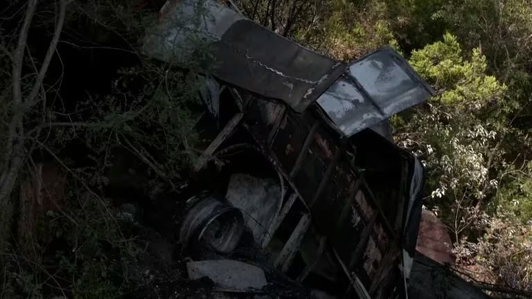 Un autobús cayó por un precipicio