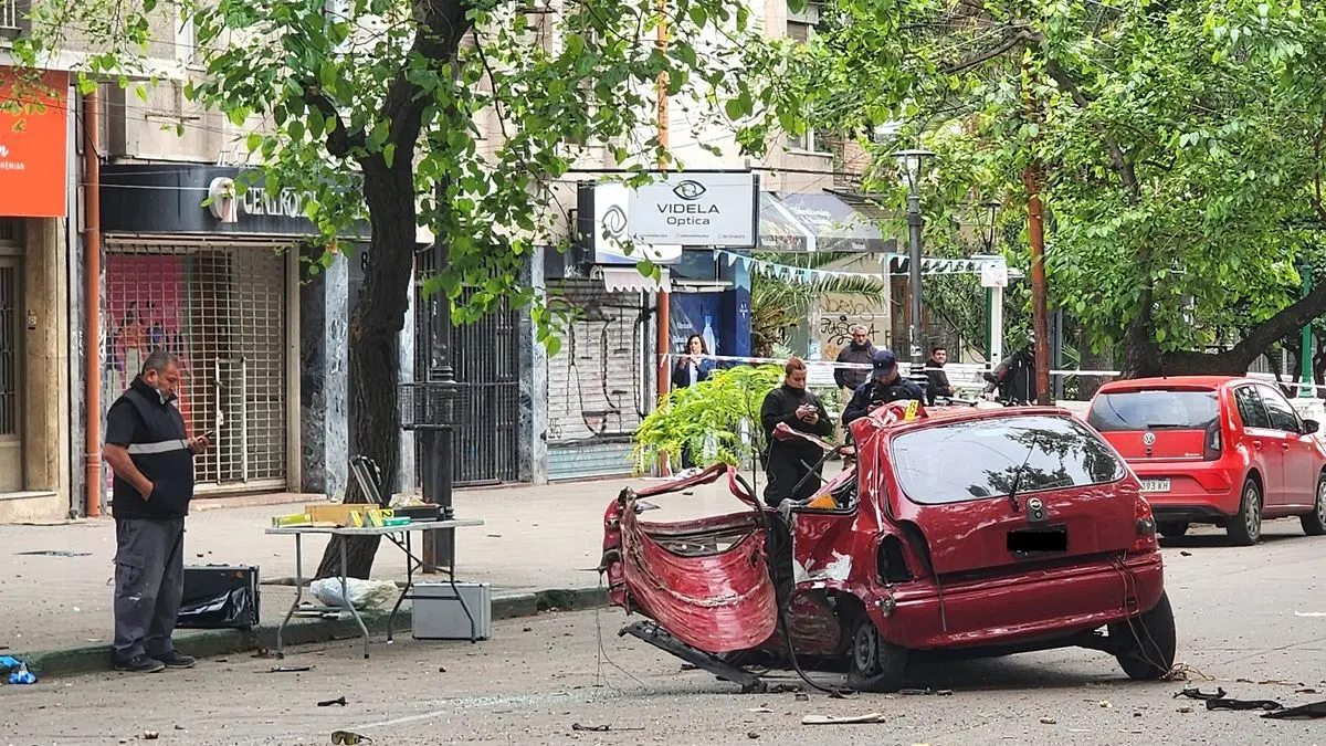 Un joven de 21 años murió tras chocar contra un árbol mientras escapaba de preventores