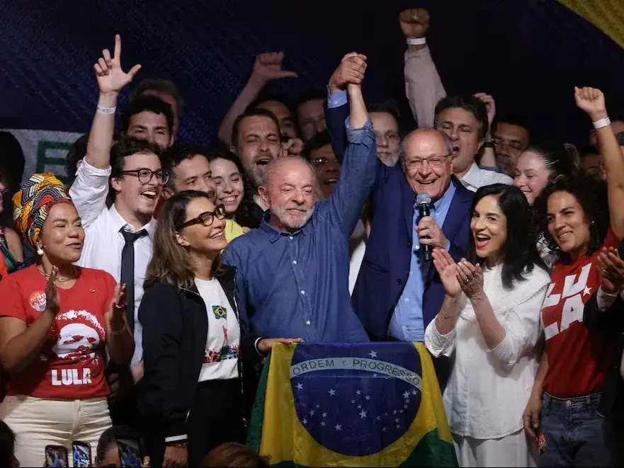 Lula da Silva ganó un histórico balotaje a Flávio Bolsonaro y asumirá un cuarto mandato en Brasil