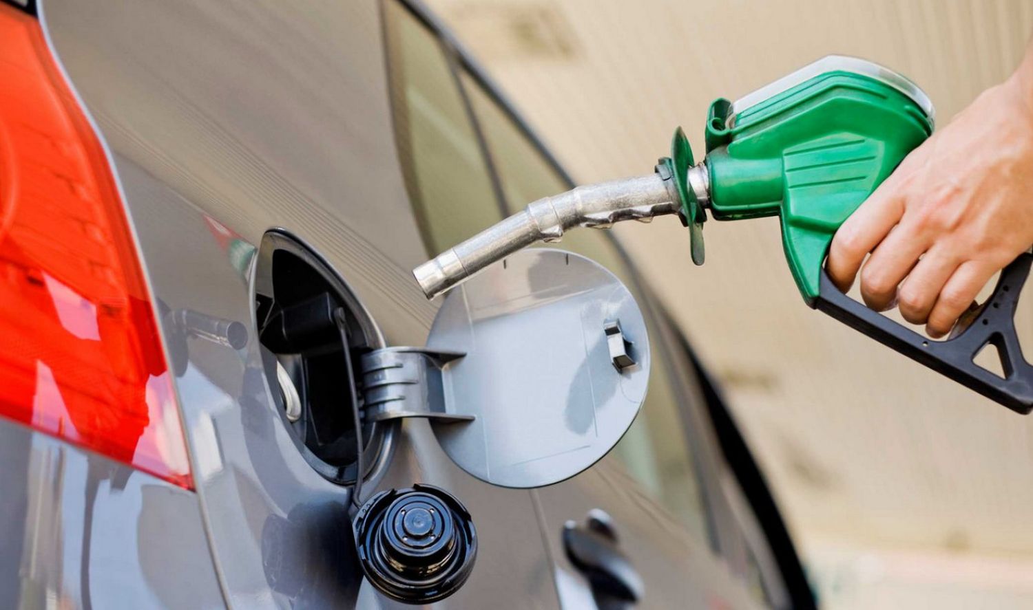 El Gobierno acordó con petroleras y aumentan hoy los combustibles