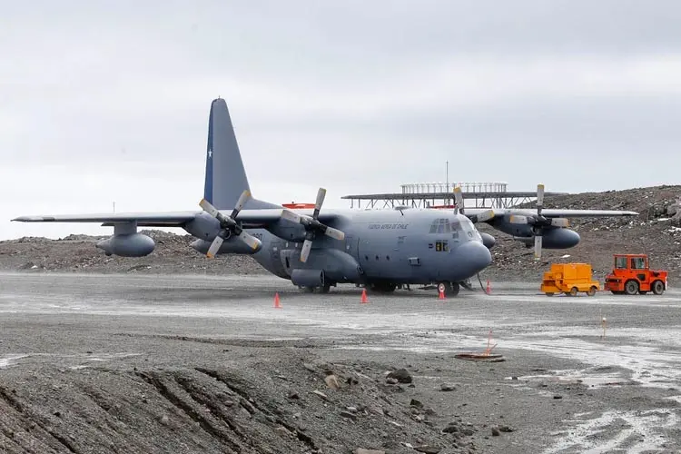 Hallan restos del fuselaje del avión chileno desaparecido