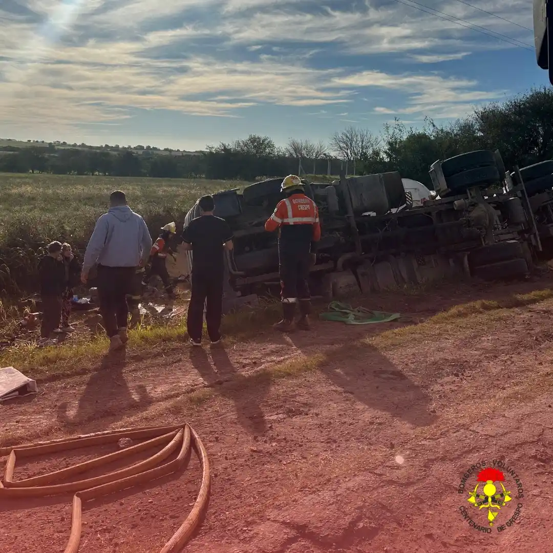El vuelco de un camión que transportaba granos, deja al conductor atrapando en la cabina