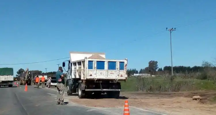 Ruta 1001: reparan los tramos afectados por la lluvia y colocan asfalto en los baches