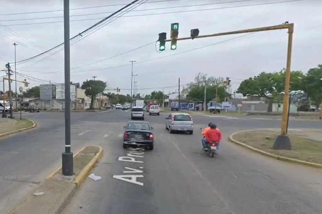 Inseguridad en la ciudad de Santa Fe: esperaba en el semáforo, le rompieron el vidrio y le robaron la cartera