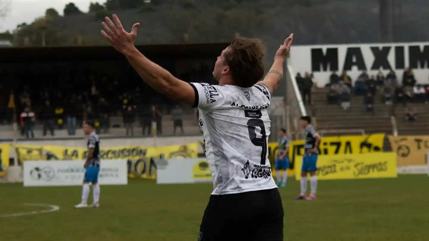 Martín Comachi es uno de los delanteros de Santamarina.