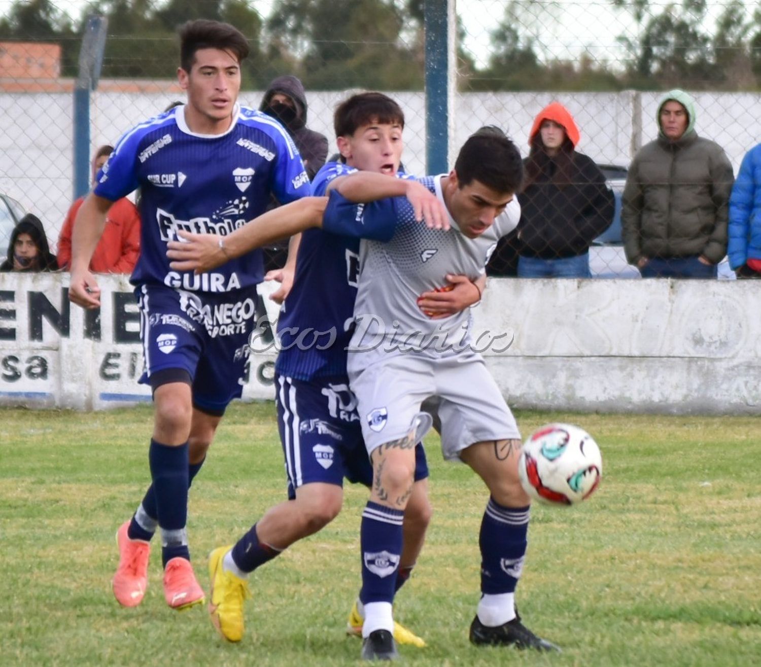 Protege la pelota Gustavo "Guapo" Morales, ante la intensa presión de Lucas Barrera