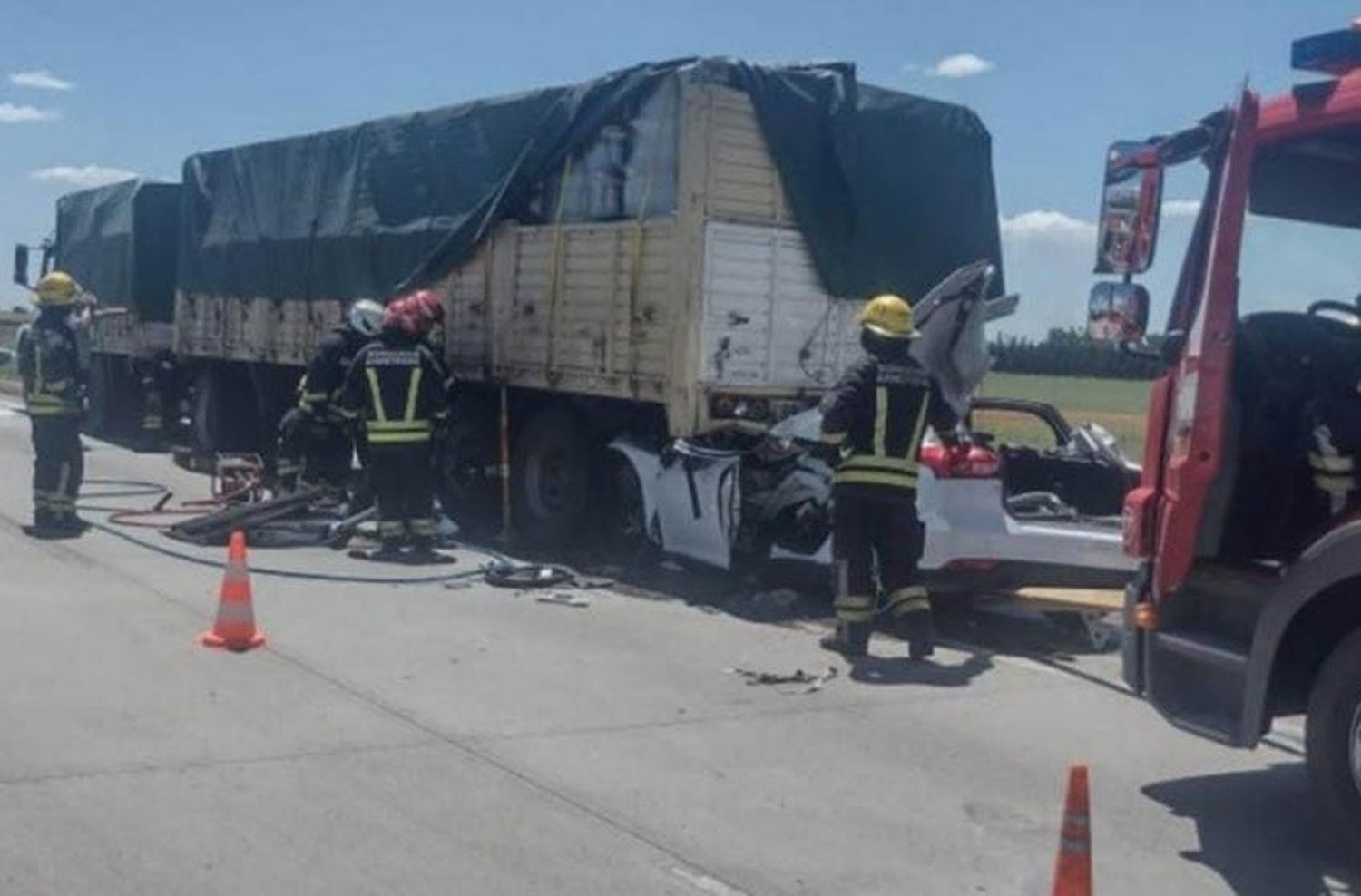 Impactante siniestro vial: se incrustó con el auto debajo de un camión y resultó ileso