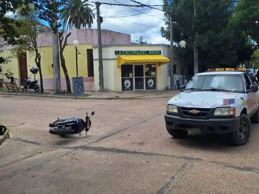 Villaguay: tres personas lesionadas tras un choque entre una moto y una camioneta