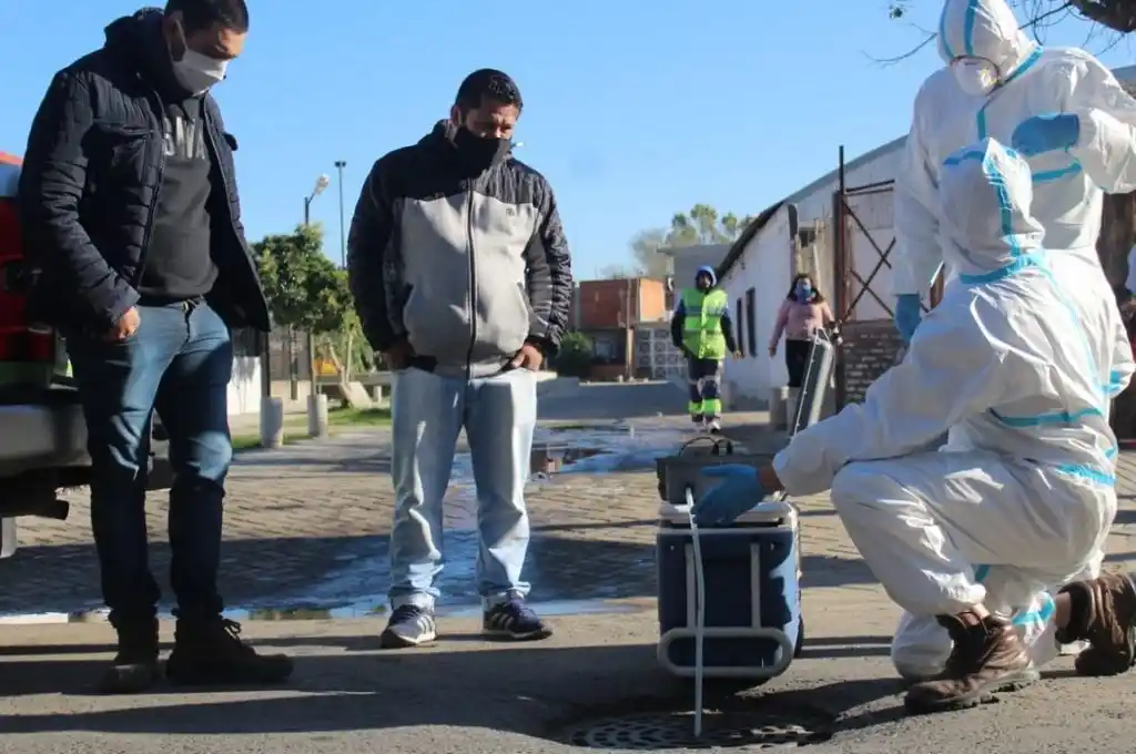 Detectaron una alta concentración de coronavirus en líquidos cloacales