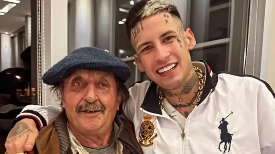 L-Gante se sacó fotos con vecinos durante su estadía en Ramallo. Imagen: Facebook Andrés Ayrala