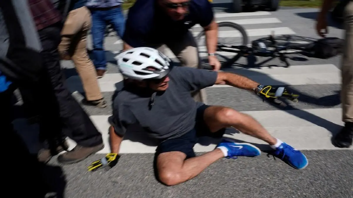 CAYÓ JOE BIDEN de su bicicleta, mientras daba un paseo por la playa (+Video)