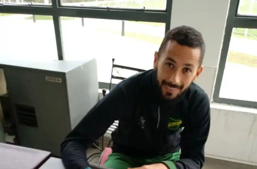 Larrondo firmó en Defensa y aseguró: «Quiero volver a sentirme jugador»