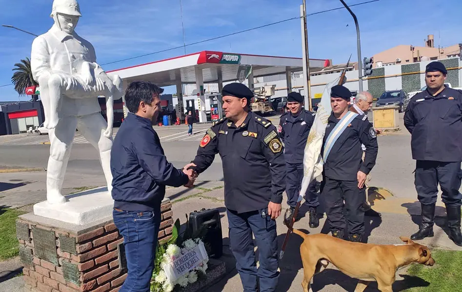Acto y discursos. Por el Día del Bombero