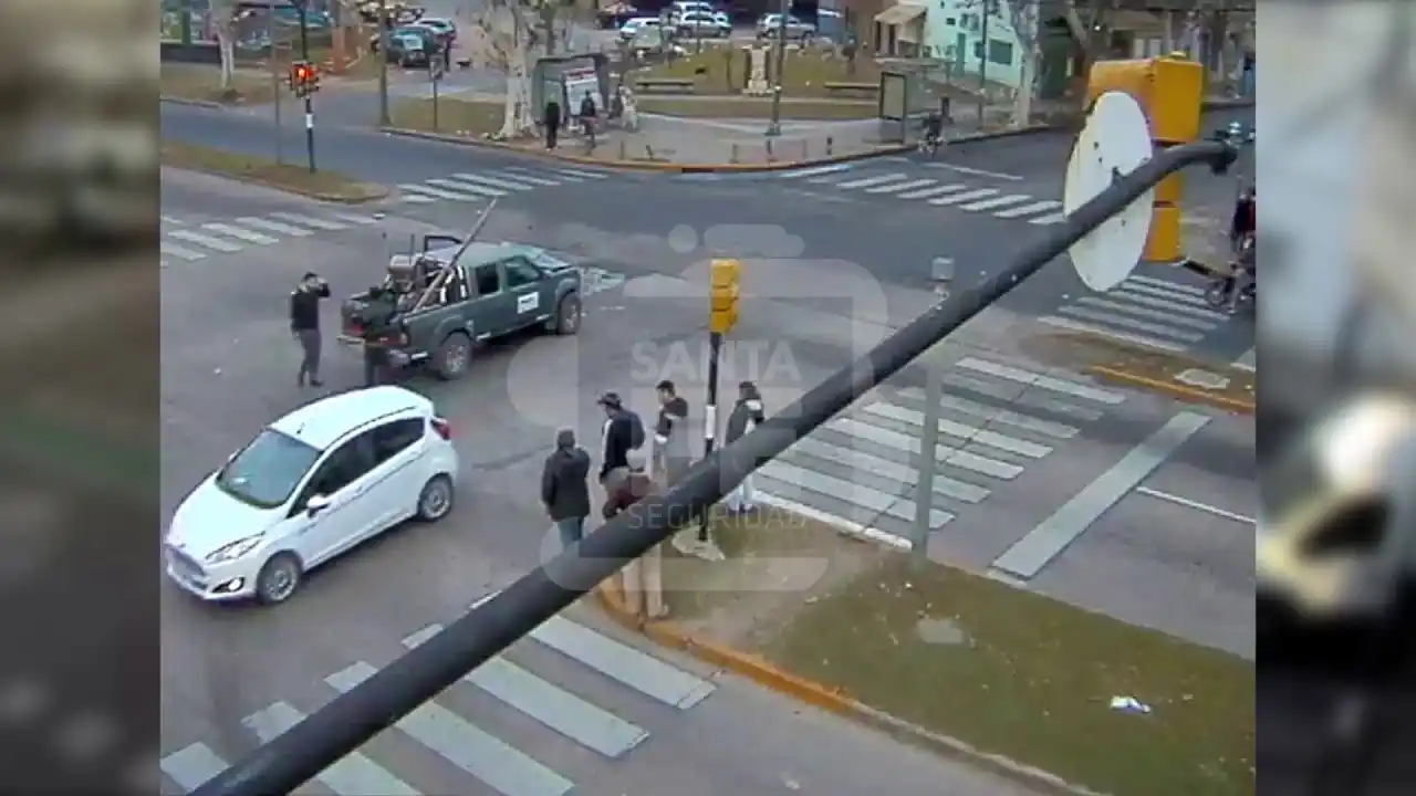 Rosario: colectivo pasó en rojo y chocó a una camioneta