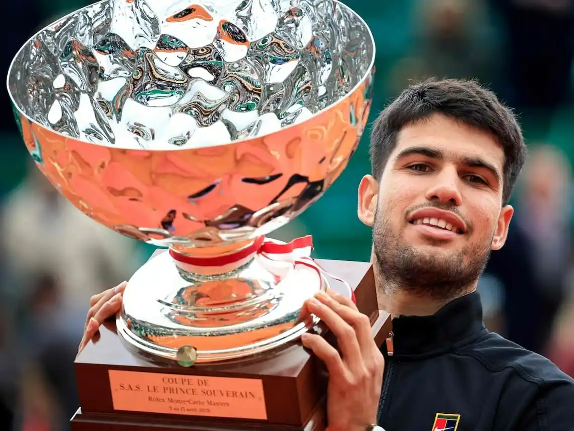 Carlos Alcaraz levantó el trofeo en Montecarlo
