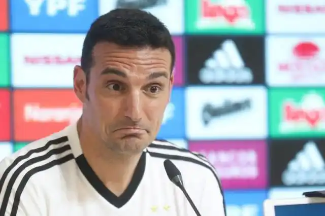Lionel Scaloni metió al Pity Martínez y repitió una línea de... ¡cinco defensores!
