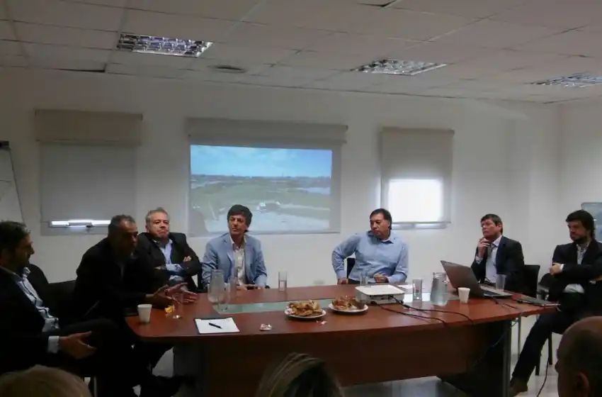 Negocian que las exportaciones salgan desde el puerto local