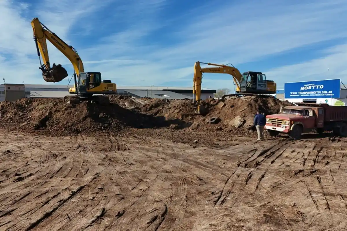 Eliminaron la montaña de tierra y escombros frente a Obras Sanitarias