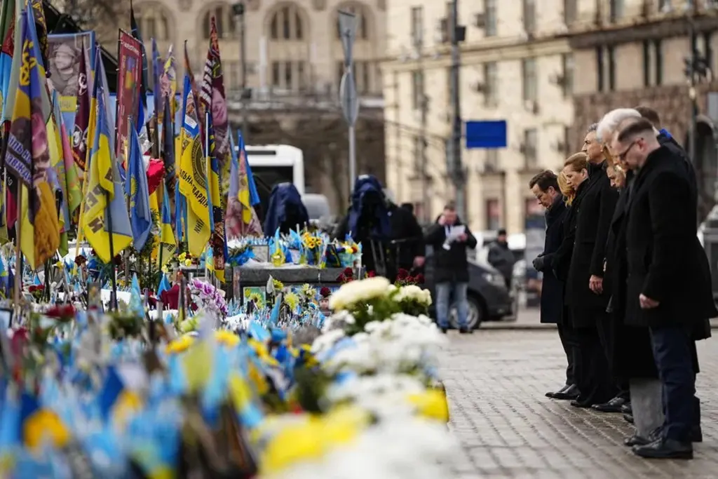 El presidente de Ucrania, Volodimir Zelenski, y varios dirigentes europeos en una ceremonia en memoria de los soldados caídos en Kiev. EFE