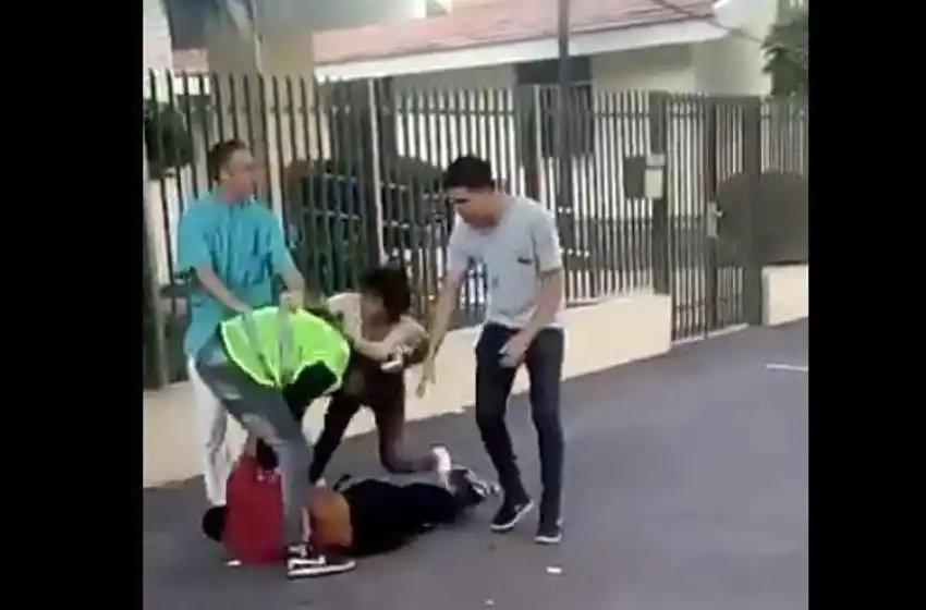 Brutal pelea entre dos cuidacoches en pleno centro