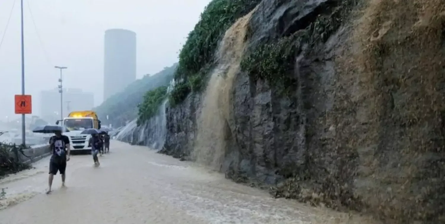 Fuertes lluvias en Río de Janeiro: seis muertos, inundaciones y yacarés en las calles