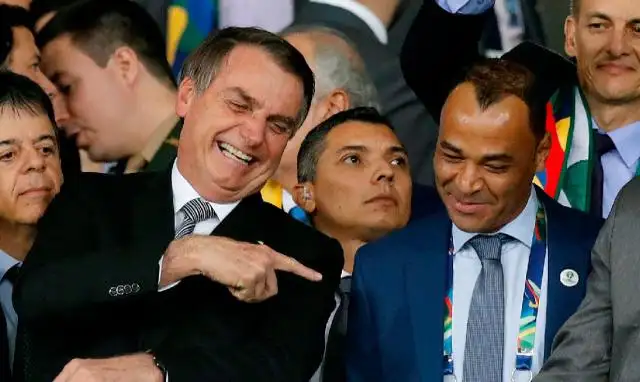 Medios brasileños denuncian que la seguridad del presidente de Brasil bloqueó el VAR
