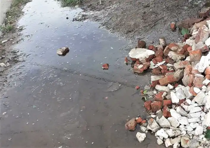 Queja por caño roto en Molina al 500