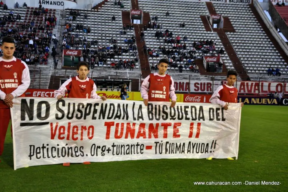 Naufragio en Brasil: Con una bandera, Huracán pidió que continúe la búsqueda