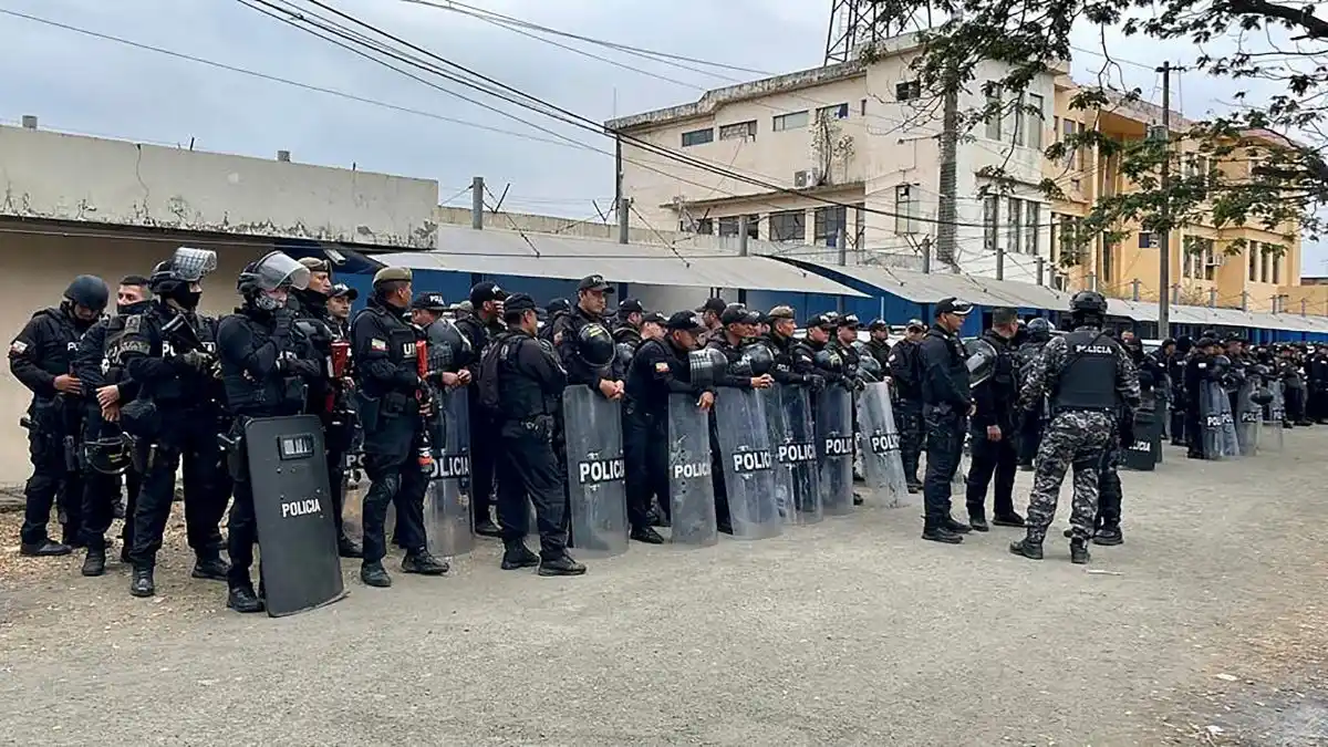 Presos en Ecuador retienen a 8 guardias penitenciarios, dos de ellos con EXPLOSIVOS EN SUS CUERPOS