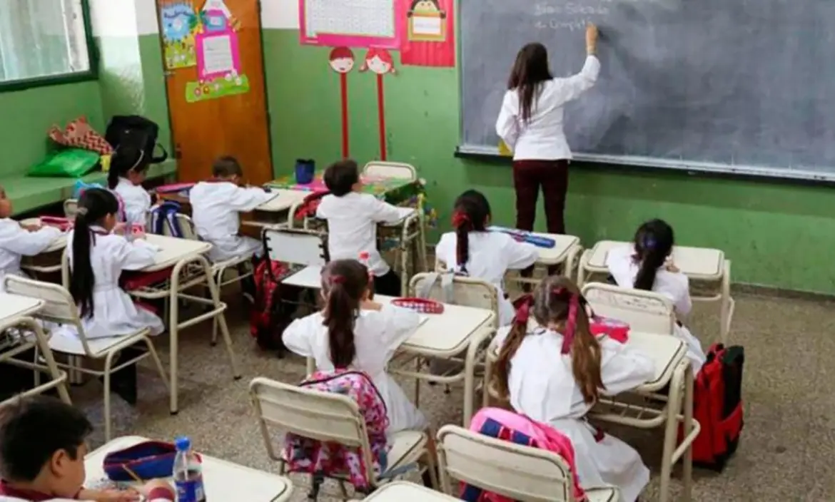 Salario docente: el Gobierno fijó el sueldo mínimo en $500.000 sin el aval de los gremios