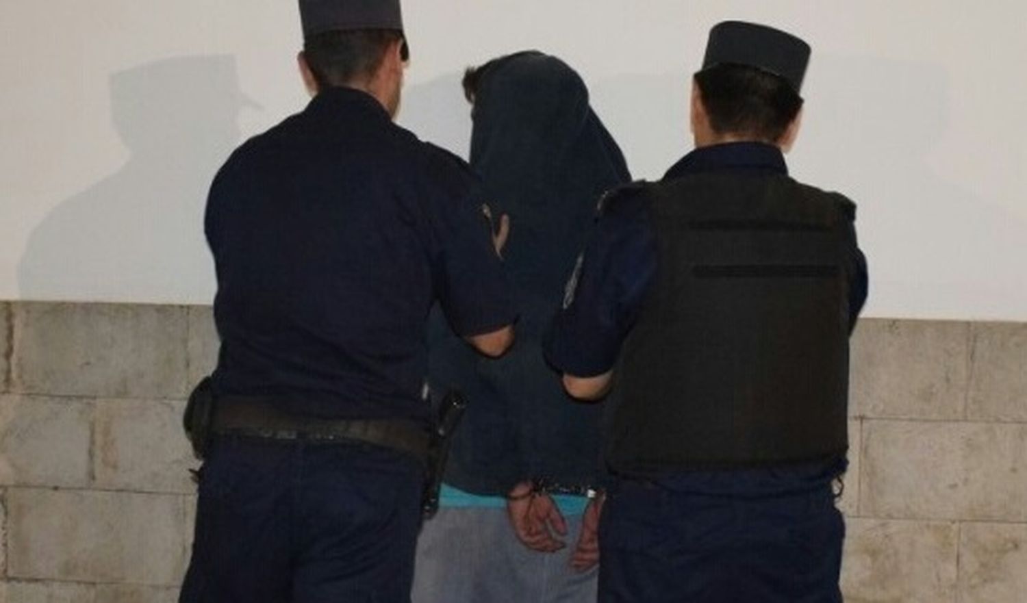 Vecinos redujeron a delincuente y lo entregaron a la Policía
