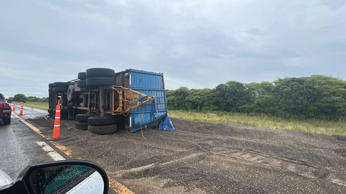 Vuelco y corte de tránsito en Ruta Nacional 34: un camión con acoplado quedó cruzado sobre la calzada - 4