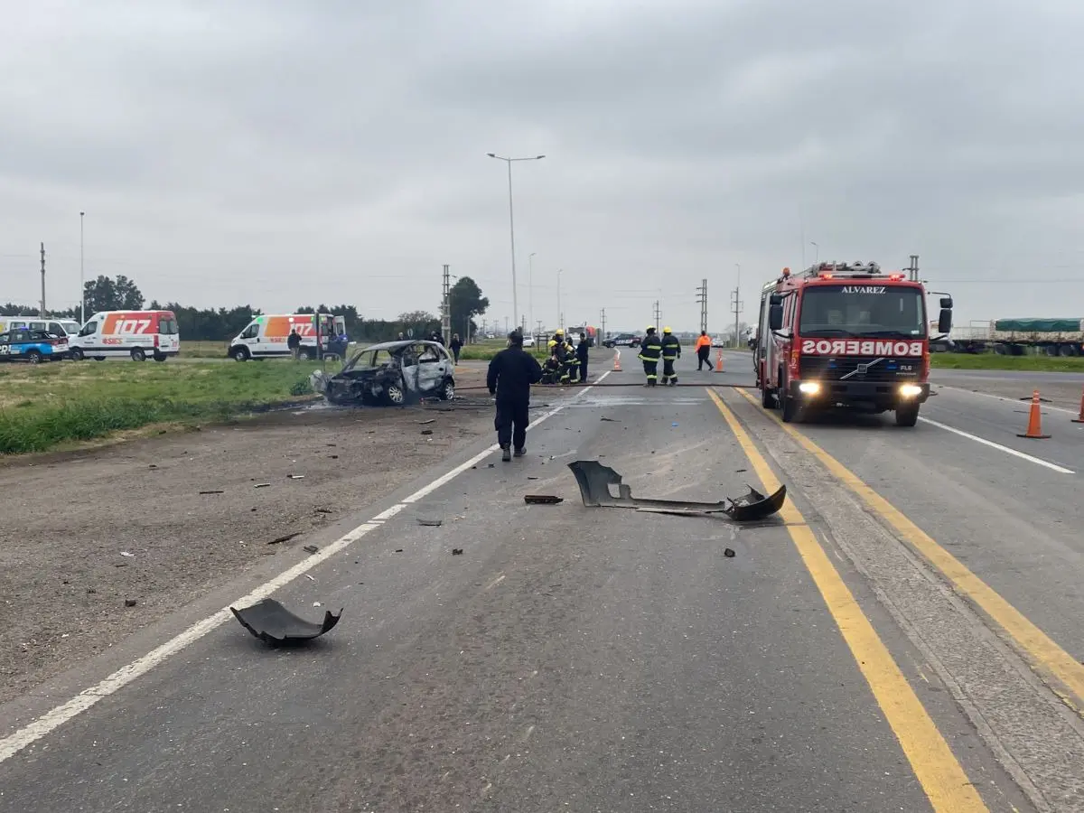 Una mujer murió y otras dos personas resultaron heridas tras un choque entre un camión y un auto en Piñero.