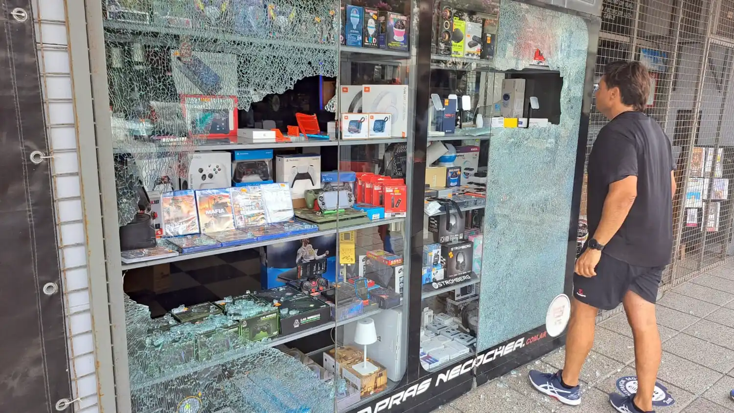 Con impunidad. Los malvivientes rompieron en dos partes la vidriera del local