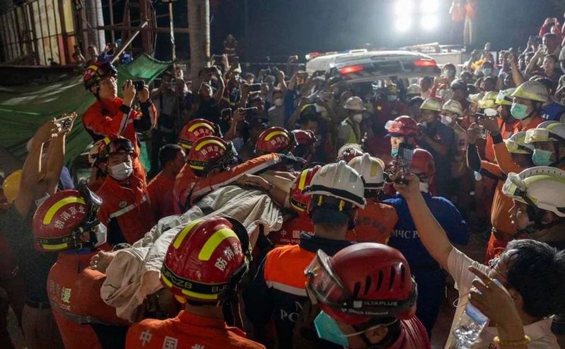 Rescate de un sobreviviente del terremoto en Myanmar