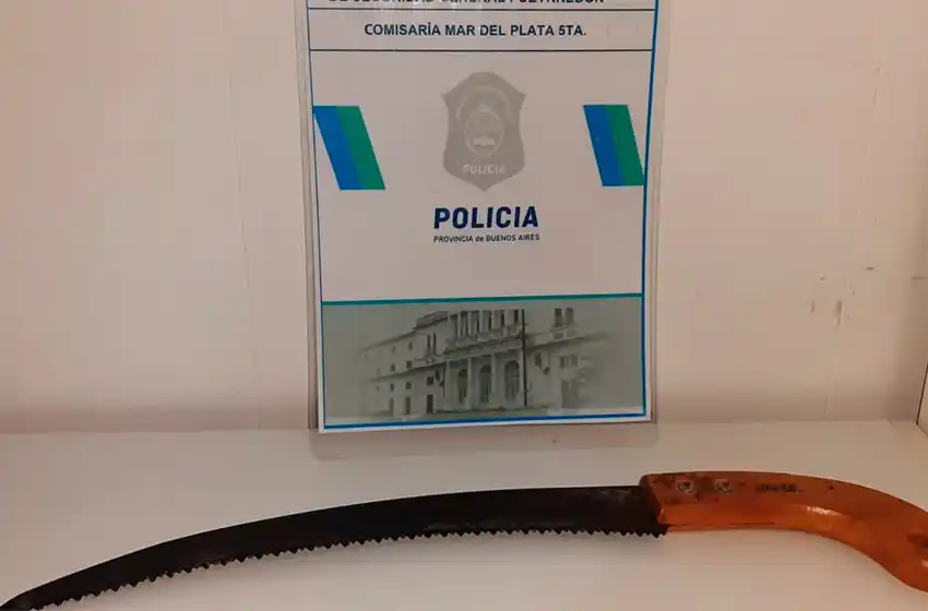 Un menor amenazó a dos personas con un serrucho