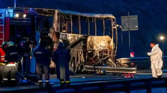 UNA PESADILLA: 46 personas, entre ellas 12 niños, mueren calcinadas en accidente de un autobús en Bulgaria