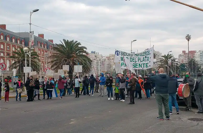 Reclamo y cortes por falta de acuerdo salarial con fábricas de alfajores: "Afecta a 1800 trabajadores"
