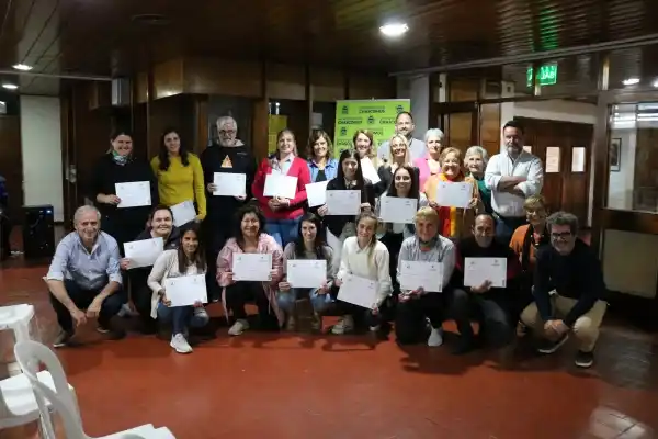 Entrega de certificados a quienes finalizaron la diplomatura en Procesamiento Agroalimentario