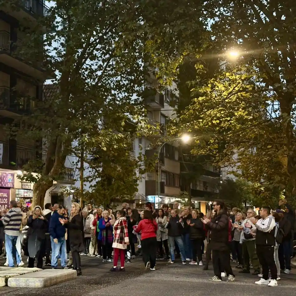 Mediante colchones y bolsas de residuos que utilizaron para cortar el tránsito parcialmente, se encuentran agrupadas alrededor de 40 personas.