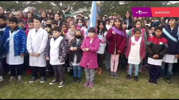 Emotiva interpretación del himno en lengua de señas durante el acto del Día de la Bandera