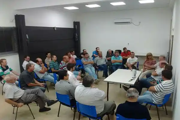 La provincia conformó una mesa de trabajo con productores avícolas