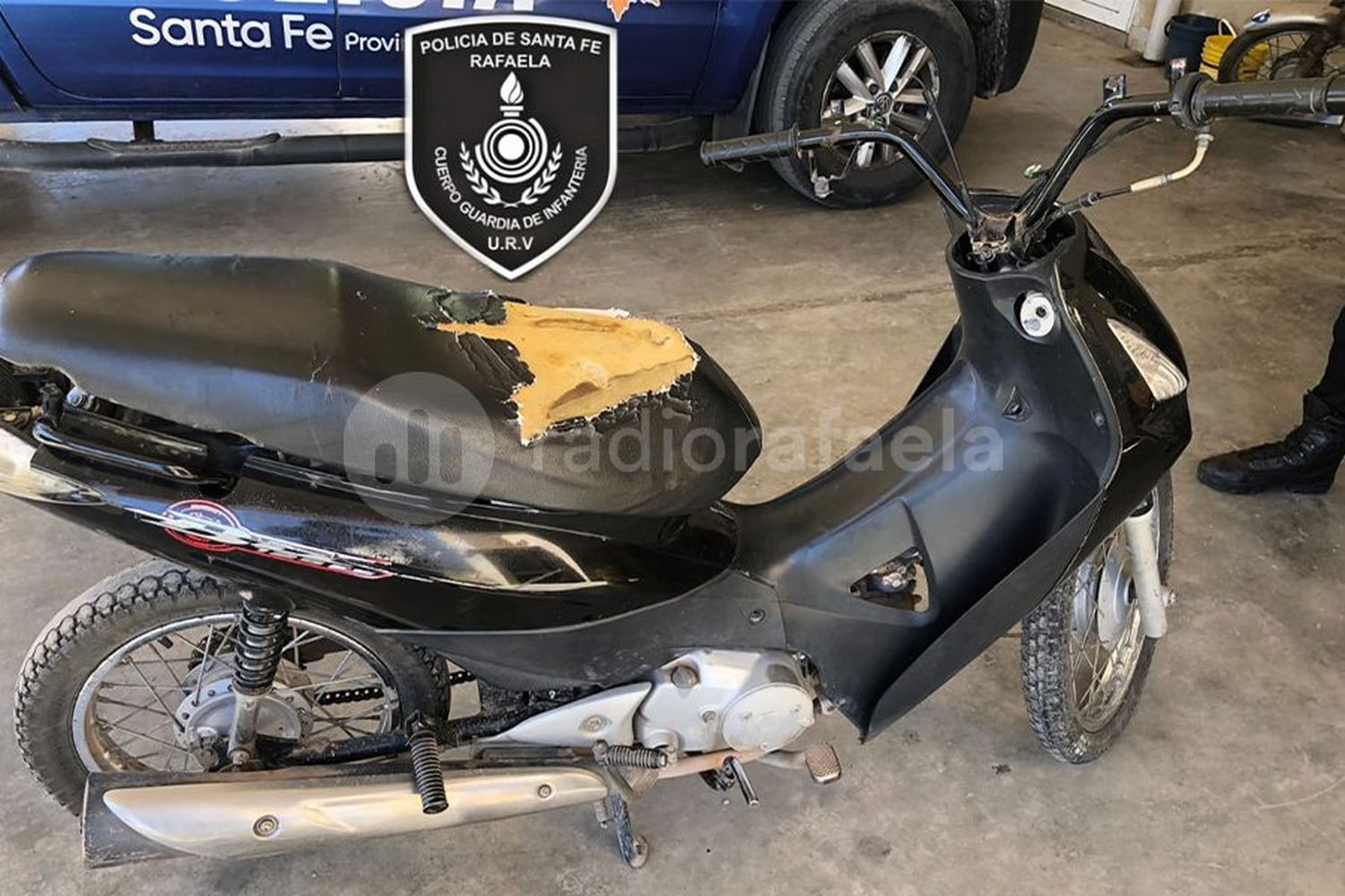 Fue a cortar el paso a un domicilio desocupado y se encontró con una moto tapada en maderas