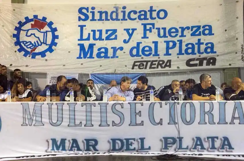 Sin marcha por la lluvia, la CTA se manifestó en Luz y Fuerza