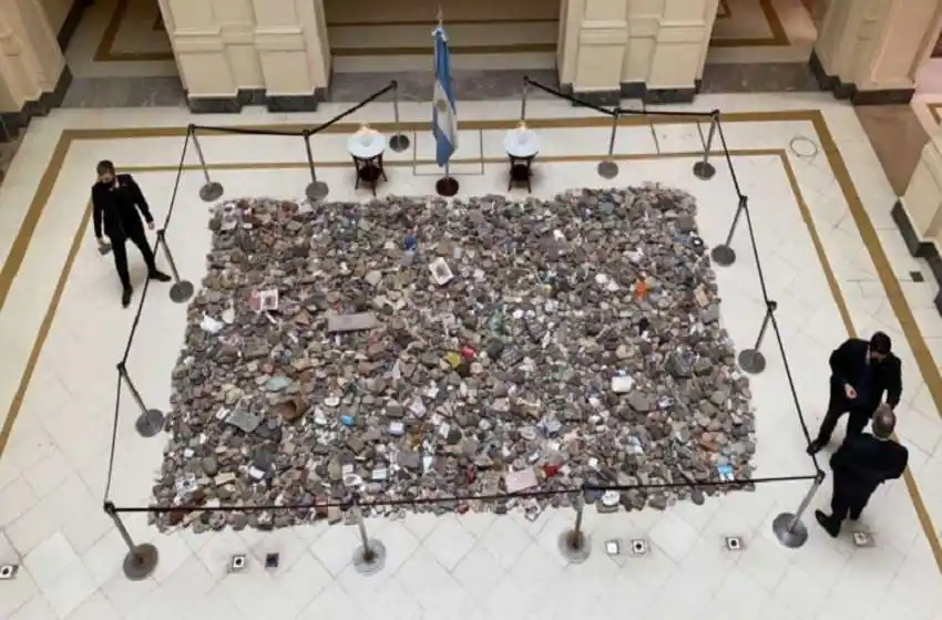 El Gobierno llevó a Casa Rosada las piedras del homenaje y la oposición pide que vuelvan a un espacio público