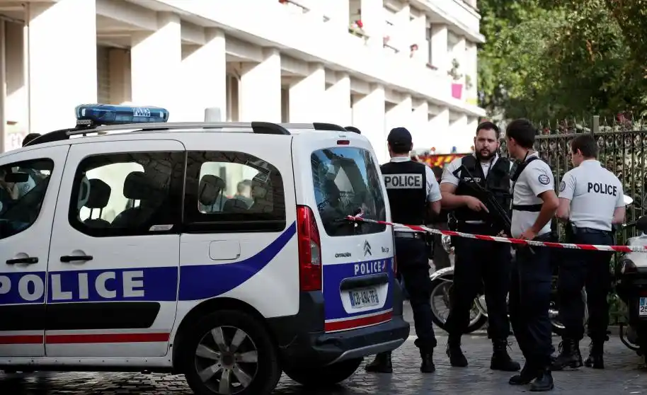 Ataque en París: Un vehículo atropelló a seis soldados