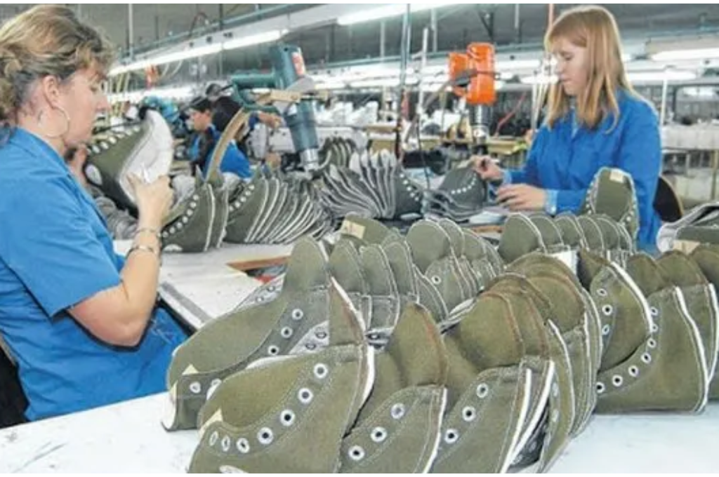 Dass despidió a 907 trabajadores y cerró una planta.