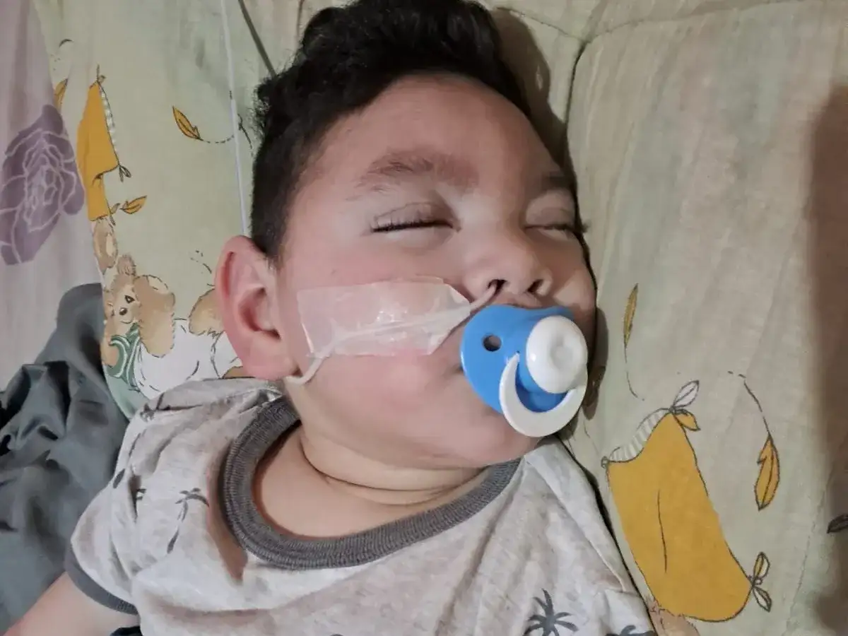 Sigue la campaña por Caleb: su familia precisa una silla postural