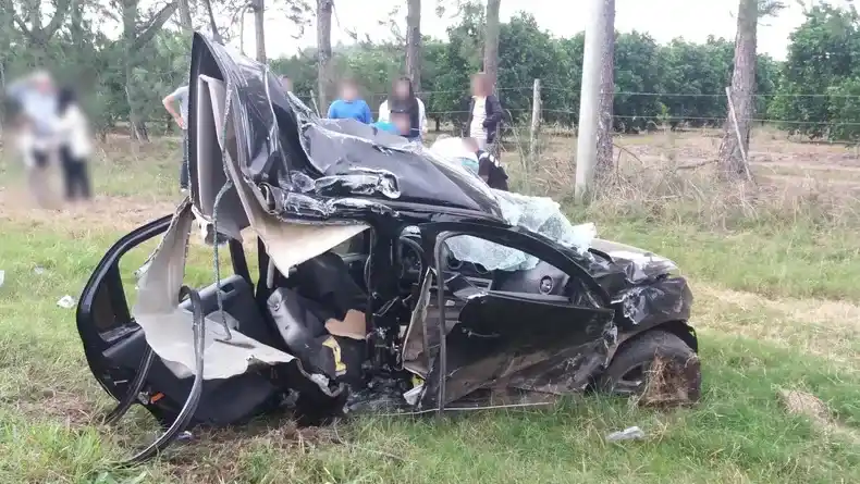 Joven lucha por su vida: partió el auto contra columna